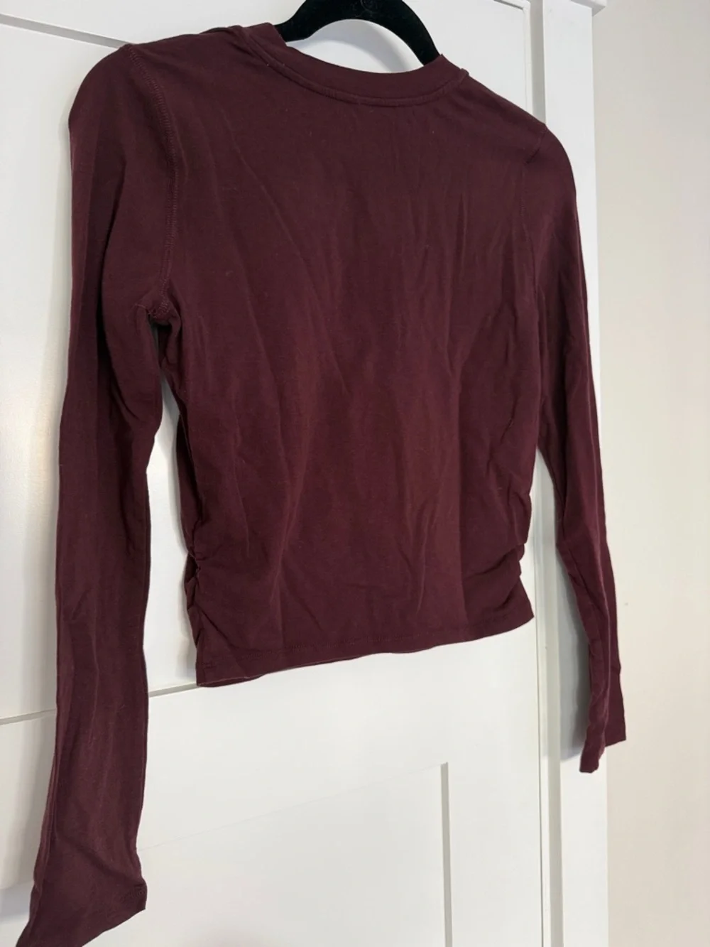 Vuori Long Sleeve Crew Top With Side Ruching in Burgundy - Picture 4 of 4